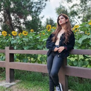 Vanessa Cruez Instagram - Ready to Shine Again..🥰🌻☀️

#vanessacruez #vanessa #readytoshine #sunflower #scenery #green #nature #newhair #longhair #positivity #spreadhappiness #smile #black #posing #instapic #instanature #instagood #picnic #park #love #loveyourself #smile #joy #yolo #beige #beyourself #stronger #instadaily #newpost #converse #sneaker