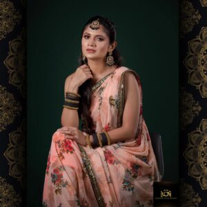 Vanessa Cruez Instagram - Happiness is the best make up.. That's the secret 😉..

💃 @vanessa_cruez
💅 @mogana_mua
🥻 @livsarees
📿  @pratyaofficial
📸 @mathnraj.e @lensonicphotography
🥻🪡 @thivyan.jayareuben
💡📷 @7chakra_photography

#vanessacruez #vanessa #photoshoot #saree #traditional #black #pink #love #queen #confidence #instapic #shoot #work #calm