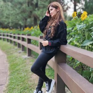 Vanessa Cruez Instagram - Ready to Shine Again..🥰🌻☀️

#vanessacruez #vanessa #readytoshine #sunflower #scenery #green #nature #newhair #longhair #positivity #spreadhappiness #smile #black #posing #instapic #instanature #instagood #picnic #park #love #loveyourself #smile #joy #yolo #beige #beyourself #stronger #instadaily #newpost #converse #sneaker