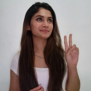 Vanessa Cruez Instagram - Expection VS Reality for posing with a peace ✌🏻😂

#vanessa #vanessacruez #peace #posing #expectations #reality #white #happiness #crazy #nofilter #longhair #lovemyself #lovemyhair #beyourself #love #candid #afterlongtime #enjoylife