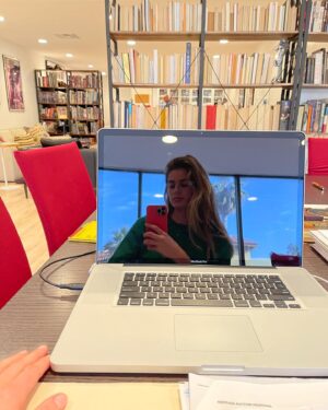 Vanessa Hessler Instagram - Good morning Monday 🌞 office days are good days 😎