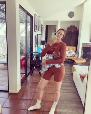 Vanessa Hessler Instagram - I’m proud of myself for keeping this baby fed from my own 🍼(and I won’t lie, formula). It hasn’t been easy and breastfeeding has definitely been a journey for me! Respect to all Mothers out there, breastfed or not 🙌🏻