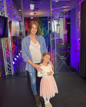 Vanessa Hessler Instagram - And just like that she’s 6 💙💚💛🧡❤️💜