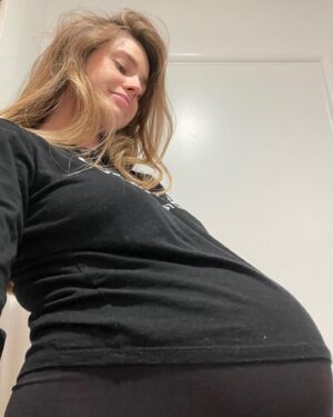 Vanessa Hessler Instagram - Pregnancy diary week 37 🧸: *full on pregnancy mask✔️ *can’t see below my bellybutton✔️ *putting on shoes is a challenge! (no laces, buckles or anything complicated)✔️*always hungry but have no more space✔️ #CountingTheDays