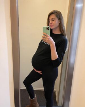 Vanessa Hessler Instagram - Pregnancy diary week 37 🧸: *full on pregnancy mask✔️ *can’t see below my bellybutton✔️ *putting on shoes is a challenge! (no laces, buckles or anything complicated)✔️*always hungry but have no more space✔️ #CountingTheDays