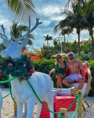 Vanessa Silva Instagram - 🎄🎅🏼❤️🧑🏼‍🎄☀️
FELIZ NATAL 
Que seja um Natal cheio de amor, saúde, partilha e bondade. 
Ainda que mais uma vez não possa abraçar os meus, sinto me muito grata por tudo o que tenho e por poder partilhar esta época com o meu ❤️