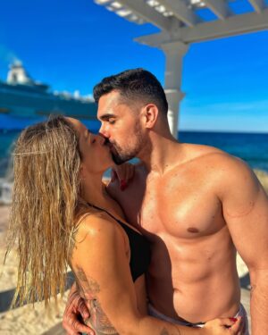 Vanessa Silva Instagram - Happy new year everyone ✨
1.  Leaving 2023 with a kiss
2. Starting 2024 with a kiss 
3. Tradition comes first ✨first swim of the year 🌊
4. My life’s hard eh?
5. Family on board