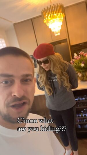 Vanessa van Cartier Instagram - What are you hiding?😂 #funny #joke #funnyreels #laugh #fruit #banana #comedy #entertainment #marco #hiding #scream #loud #explore #fypシ #viral