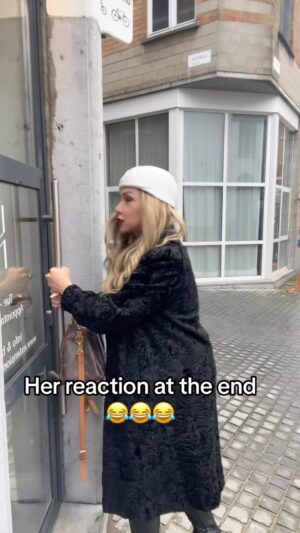 Vanessa van Cartier Instagram - OPEN THE DOOR!!!!! 🚪 
#openthedoor #door #joke #funny #laugh #comedy #marco #deepvoice #voice #scream #viral