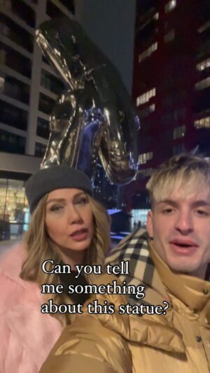 Vanessa van Cartier Instagram - @katybaehm #statue #big #london #fun #marco #joke #hairdresser #blonde #silver #street #laugh #funny #viral #fyp