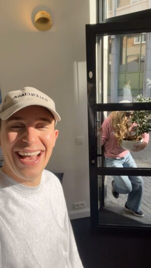 Vanessa van Cartier Instagram - What is that?😂 #bonsai #laugh #friends #door #plant #comedy #entertainment #smile #joke #scream #germany #fypppppppppppppppppppppppppppppppppppppppppppppppppppppppppppppppppppppp #viral