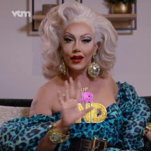 Vanessa van Cartier Instagram - Hoe kan je best een dragqueen ontmaskeren? Door ze op hakken te laten lopen natuurlijk! 👠 Dragjurylid Vanessa Van Cartier stuurde een prachtig paar hakken op naar jullie hoofdverdachten... ✨👀 #vtmmakeupyourmind