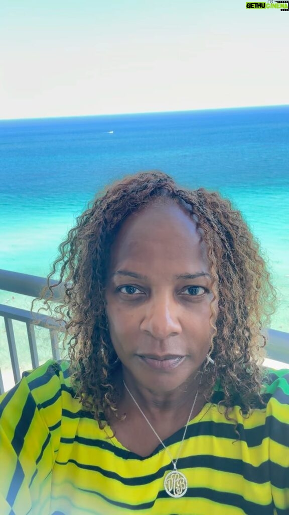Vanessa Bell Calloway Instagram - I’m looking crazy but #happymemorialday let the summer begin!!!! #thankyougod for my happy place!!! 🎉🎉🎉🍾🍾💃🏽💃🏽💕💕😘🙏🏾🙏🏾🙏🏾