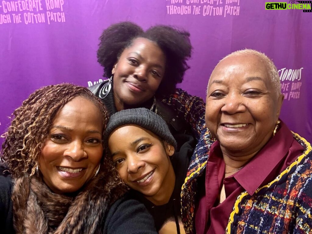 Vanessa Bell Calloway Instagram - More great memories of @purliebway as we come to an end. Thank you for all the beautiful support @ava @queenlatifah @omardorsey @vickystory @terronbrooks @adriennelwarren @tynedalyonline @erikaalexanderthegreat @malaak_compton_rock thanks for coming!!! 😘😘💕