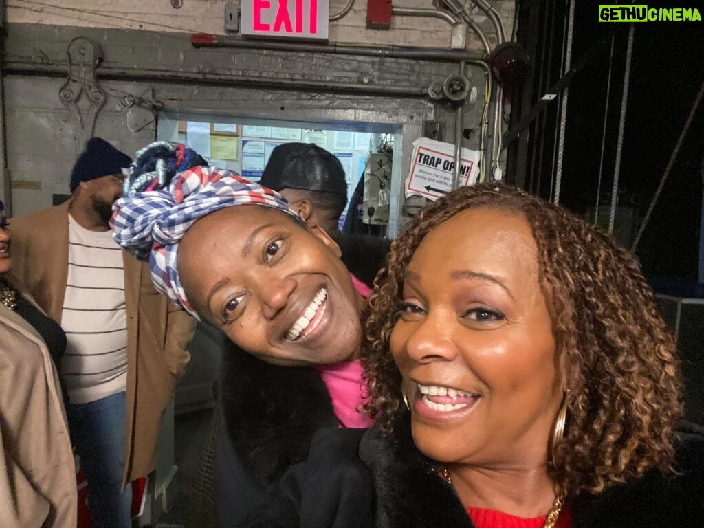 Vanessa Bell Calloway Instagram - More great memories of @purliebway as we come to an end. Thank you for all the beautiful support @ava @queenlatifah @omardorsey @vickystory @terronbrooks @adriennelwarren @tynedalyonline @erikaalexanderthegreat @malaak_compton_rock thanks for coming!!! 😘😘💕