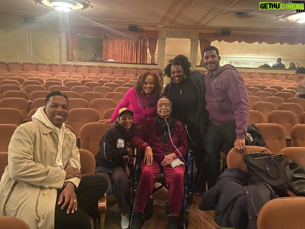 Vanessa Bell Calloway Instagram - More fun @purliebway thanks to all that came to see us do our thang! @shanolahampton @rosecathpink @robinthede @tamaratgreg @jeniferlewisforreal @nicolegaliciaa_