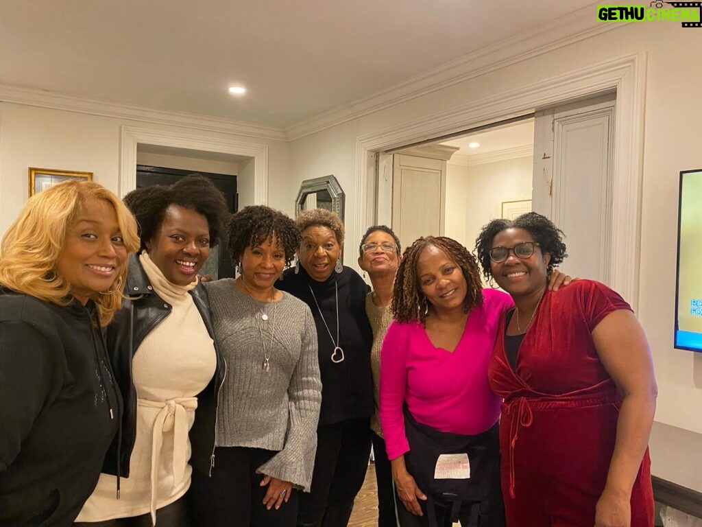 Vanessa Bell Calloway Instagram - Y’all know me! I had to have a little farewell dinner party for myself before I left town. These ladies supported me the past 6 months in NYC. I love them all and I’m grateful for their friendship 😘😘😘😘 @bkjamchild @cheribrown @gayle.samuels @officialnicholegalicia @paulajames @danawhite @dmmllowery @akosuagalloway @leah.bass51 💕💕😘😘