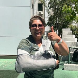 Vanessa Daroch Instagram - Acá estoy, brazo fracturado pero agradeciendo infinitamente toooooodos sus saludos por mi Cumpleaños. Ya son 47 y seguimos sumando. Gracias Gracias Gracias!!!
También toda mi energía para mi gente de la V región…se que renacerán como el ave Fénix porque tienen la fuerza de un universo entero, los adoro con el Alma!!!
(Ya hice llegar mi ayuda de forma anónima, se necesita mucho más así que si pueden donar, no lo duden un segundo por favor)❤️❤️❤️❤️❤️🕊️
Un abrazo a todos quienes perdieron un ser querido o un animalito parte de su familia, cuentan conmigo para lo que necesiten 😇