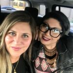 Vanessa Daroch Instagram - Mi Mejor Amiga..mi cómplice...compañera de mis locuras, karaokes, gym, recetas de cocina, compulsivas de ropa y rescate de perritos como nos decíamos. Mi Moma, Mi Butupurri, La mujer más hermosa y emprendedora eterna que conozco, aquella que lloraba cuando algo no le resultaba y en segundos se levantaba y ya tenía nuevas ideas, la que me enseñó a reírse de todo y con tutti, sin importar que el camino se hiciera más difícil a ratos. Hoy un maldito accidente te alejó físicamente de mi lado y de tu familia, tus hijos, tu mamita, abuela, papá, hermanos y del Amor de tu vida. Se absolutamente que estás a mi lado mientras escribo esto, te siento. Ahora cuidarás de tu familia, de mi, de tus amigos y no dudo que tendrás el refugio para animalitos que tanto queríamos hacer...te fuiste físicamente pero de nuestro corazón jamás. Douglas, tu perrito regalón se fué a tu lado, para guiarte en este nuevo camino...porque Jamás te dejaría sola. Acá seguiré estando siempre para lo que necesites, tus hijos tendrán siempre a su "TÍA VANE MOMA", Hasta que a mí me toque partir y nos juntemos nuevamente Amiga Hermana, para seguir cantando, riendo, rescatando perritos que sufren, y contarte las locuras que siguieron pasándome...porque en cada una de esas historias.. también estarás tú. Te Adoro Moma!!! Hasta Pronto mi Claudita 😭