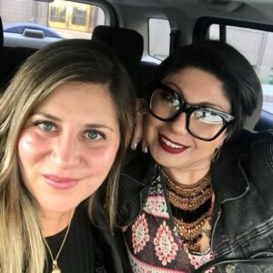 Vanessa Daroch Instagram - Mi Mejor Amiga..mi cómplice...compañera de mis locuras, karaokes, gym, recetas de cocina, compulsivas de ropa y rescate de perritos como nos decíamos. Mi Moma, Mi Butupurri, La mujer más hermosa y emprendedora eterna que conozco, aquella que lloraba cuando algo no le resultaba y en segundos se levantaba y ya tenía nuevas ideas, la que me enseñó a reírse de todo y con tutti, sin importar que el camino se hiciera más difícil a ratos.
Hoy un maldito accidente te alejó físicamente de mi lado y de tu familia, tus hijos, tu mamita, abuela, papá, hermanos y del Amor de tu vida. Se absolutamente que estás a mi lado mientras escribo esto, te siento. 
Ahora cuidarás de tu familia, de mi, de tus amigos y no dudo que tendrás el refugio para animalitos que tanto queríamos hacer...te fuiste físicamente pero de nuestro corazón jamás. Douglas, tu perrito regalón se fué a tu lado, para guiarte en este nuevo camino...porque Jamás te dejaría sola.
Acá seguiré estando siempre para lo que necesites, tus hijos tendrán siempre a su "TÍA VANE MOMA", Hasta que a mí me toque partir y nos juntemos nuevamente Amiga Hermana, para seguir cantando, riendo, rescatando perritos que sufren, y contarte las locuras que siguieron pasándome...porque en cada una de esas historias.. también estarás tú. 
Te Adoro Moma!!!
Hasta Pronto mi Claudita 😭