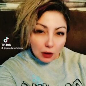 Vanessa Daroch Instagram - 🙃🙃🙃🙃🙃🤣🤣🤣😅😅estas y otras locuras en mi tiktok @vanedarochoficial...
Síganme para que se rían un poquito conmigo.
Los adoro!!!!🥰🥰🥰🥰😇😇😇🤣🤣