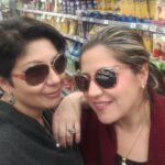 Vanessa Daroch Instagram - Mi Mejor Amiga..mi cómplice...compañera de mis locuras, karaokes, gym, recetas de cocina, compulsivas de ropa y rescate de perritos como nos decíamos. Mi Moma, Mi Butupurri, La mujer más hermosa y emprendedora eterna que conozco, aquella que lloraba cuando algo no le resultaba y en segundos se levantaba y ya tenía nuevas ideas, la que me enseñó a reírse de todo y con tutti, sin importar que el camino se hiciera más difícil a ratos. Hoy un maldito accidente te alejó físicamente de mi lado y de tu familia, tus hijos, tu mamita, abuela, papá, hermanos y del Amor de tu vida. Se absolutamente que estás a mi lado mientras escribo esto, te siento. Ahora cuidarás de tu familia, de mi, de tus amigos y no dudo que tendrás el refugio para animalitos que tanto queríamos hacer...te fuiste físicamente pero de nuestro corazón jamás. Douglas, tu perrito regalón se fué a tu lado, para guiarte en este nuevo camino...porque Jamás te dejaría sola. Acá seguiré estando siempre para lo que necesites, tus hijos tendrán siempre a su "TÍA VANE MOMA", Hasta que a mí me toque partir y nos juntemos nuevamente Amiga Hermana, para seguir cantando, riendo, rescatando perritos que sufren, y contarte las locuras que siguieron pasándome...porque en cada una de esas historias.. también estarás tú. Te Adoro Moma!!! Hasta Pronto mi Claudita 😭