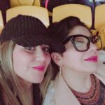 Vanessa Daroch Instagram - Mi Mejor Amiga..mi cómplice...compañera de mis locuras, karaokes, gym, recetas de cocina, compulsivas de ropa y rescate de perritos como nos decíamos. Mi Moma, Mi Butupurri, La mujer más hermosa y emprendedora eterna que conozco, aquella que lloraba cuando algo no le resultaba y en segundos se levantaba y ya tenía nuevas ideas, la que me enseñó a reírse de todo y con tutti, sin importar que el camino se hiciera más difícil a ratos. Hoy un maldito accidente te alejó físicamente de mi lado y de tu familia, tus hijos, tu mamita, abuela, papá, hermanos y del Amor de tu vida. Se absolutamente que estás a mi lado mientras escribo esto, te siento. Ahora cuidarás de tu familia, de mi, de tus amigos y no dudo que tendrás el refugio para animalitos que tanto queríamos hacer...te fuiste físicamente pero de nuestro corazón jamás. Douglas, tu perrito regalón se fué a tu lado, para guiarte en este nuevo camino...porque Jamás te dejaría sola. Acá seguiré estando siempre para lo que necesites, tus hijos tendrán siempre a su "TÍA VANE MOMA", Hasta que a mí me toque partir y nos juntemos nuevamente Amiga Hermana, para seguir cantando, riendo, rescatando perritos que sufren, y contarte las locuras que siguieron pasándome...porque en cada una de esas historias.. también estarás tú. Te Adoro Moma!!! Hasta Pronto mi Claudita 😭