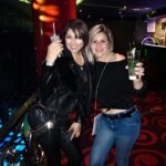 Vanessa Daroch Instagram - Mi Mejor Amiga..mi cómplice...compañera de mis locuras, karaokes, gym, recetas de cocina, compulsivas de ropa y rescate de perritos como nos decíamos. Mi Moma, Mi Butupurri, La mujer más hermosa y emprendedora eterna que conozco, aquella que lloraba cuando algo no le resultaba y en segundos se levantaba y ya tenía nuevas ideas, la que me enseñó a reírse de todo y con tutti, sin importar que el camino se hiciera más difícil a ratos. Hoy un maldito accidente te alejó físicamente de mi lado y de tu familia, tus hijos, tu mamita, abuela, papá, hermanos y del Amor de tu vida. Se absolutamente que estás a mi lado mientras escribo esto, te siento. Ahora cuidarás de tu familia, de mi, de tus amigos y no dudo que tendrás el refugio para animalitos que tanto queríamos hacer...te fuiste físicamente pero de nuestro corazón jamás. Douglas, tu perrito regalón se fué a tu lado, para guiarte en este nuevo camino...porque Jamás te dejaría sola. Acá seguiré estando siempre para lo que necesites, tus hijos tendrán siempre a su "TÍA VANE MOMA", Hasta que a mí me toque partir y nos juntemos nuevamente Amiga Hermana, para seguir cantando, riendo, rescatando perritos que sufren, y contarte las locuras que siguieron pasándome...porque en cada una de esas historias.. también estarás tú. Te Adoro Moma!!! Hasta Pronto mi Claudita 😭