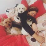 Vanessa Daroch Instagram - Mi Mejor Amiga..mi cómplice...compañera de mis locuras, karaokes, gym, recetas de cocina, compulsivas de ropa y rescate de perritos como nos decíamos. Mi Moma, Mi Butupurri, La mujer más hermosa y emprendedora eterna que conozco, aquella que lloraba cuando algo no le resultaba y en segundos se levantaba y ya tenía nuevas ideas, la que me enseñó a reírse de todo y con tutti, sin importar que el camino se hiciera más difícil a ratos. Hoy un maldito accidente te alejó físicamente de mi lado y de tu familia, tus hijos, tu mamita, abuela, papá, hermanos y del Amor de tu vida. Se absolutamente que estás a mi lado mientras escribo esto, te siento. Ahora cuidarás de tu familia, de mi, de tus amigos y no dudo que tendrás el refugio para animalitos que tanto queríamos hacer...te fuiste físicamente pero de nuestro corazón jamás. Douglas, tu perrito regalón se fué a tu lado, para guiarte en este nuevo camino...porque Jamás te dejaría sola. Acá seguiré estando siempre para lo que necesites, tus hijos tendrán siempre a su "TÍA VANE MOMA", Hasta que a mí me toque partir y nos juntemos nuevamente Amiga Hermana, para seguir cantando, riendo, rescatando perritos que sufren, y contarte las locuras que siguieron pasándome...porque en cada una de esas historias.. también estarás tú. Te Adoro Moma!!! Hasta Pronto mi Claudita 😭