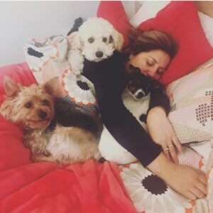 Vanessa Daroch Instagram - Mi Mejor Amiga..mi cómplice...compañera de mis locuras, karaokes, gym, recetas de cocina, compulsivas de ropa y rescate de perritos como nos decíamos. Mi Moma, Mi Butupurri, La mujer más hermosa y emprendedora eterna que conozco, aquella que lloraba cuando algo no le resultaba y en segundos se levantaba y ya tenía nuevas ideas, la que me enseñó a reírse de todo y con tutti, sin importar que el camino se hiciera más difícil a ratos.
Hoy un maldito accidente te alejó físicamente de mi lado y de tu familia, tus hijos, tu mamita, abuela, papá, hermanos y del Amor de tu vida. Se absolutamente que estás a mi lado mientras escribo esto, te siento. 
Ahora cuidarás de tu familia, de mi, de tus amigos y no dudo que tendrás el refugio para animalitos que tanto queríamos hacer...te fuiste físicamente pero de nuestro corazón jamás. Douglas, tu perrito regalón se fué a tu lado, para guiarte en este nuevo camino...porque Jamás te dejaría sola.
Acá seguiré estando siempre para lo que necesites, tus hijos tendrán siempre a su "TÍA VANE MOMA", Hasta que a mí me toque partir y nos juntemos nuevamente Amiga Hermana, para seguir cantando, riendo, rescatando perritos que sufren, y contarte las locuras que siguieron pasándome...porque en cada una de esas historias.. también estarás tú. 
Te Adoro Moma!!!
Hasta Pronto mi Claudita 😭