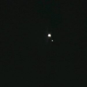 Vanessa Daroch Instagram - Conjunción perfecta Júpiter Saturno,  la Estrella de Belén. Preparada ya para la Era de Acuario y la 5ta dimensión. Lo esperábamos muchos hace tiempo. 🥰🥰🥰🥰🥰
Mucho amor entre todos y basta de Odio que solo nos quita energía esencial, ahora más que nunca. Los Amo y lo saben!!!💜💜💜💜