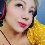 Vanessa Daroch Instagram - A esta hora y todos los viernes me escuchan por radio ADN...junto a @chico_perez . Historias paranormales y mucho más 😍👻 Desde las 22 hrs !!!