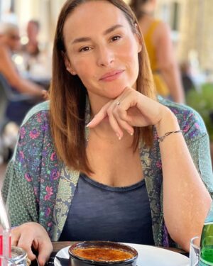 Vanessa Demouy Instagram - une jolie journée … merci @virginie_gazzola pour ta visite et pour la photo … #tournage #friend #sud
