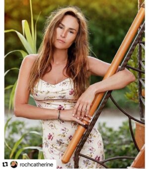 Vanessa Demouy Instagram - #Repost @rochcatherine 
Vivement le retour des petites robes légères ! 🍃🌿🍃🍃 

Envie de partager avec vous cette jolie photo de ma fille chérie prise lors d’un shooting de fin d’été en Camargue ! 🍃🌿🍃🍃🍃

Ma Vanessa dans l’objectif du photographe @philippedoignon 🍃🍃🍃

#suddelafrance #camargue #daughter @vanessademouy