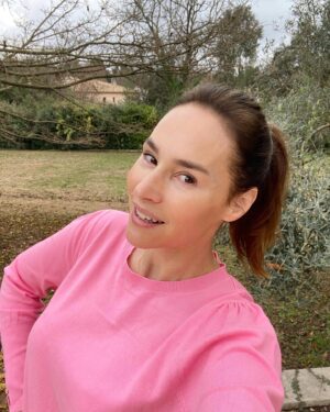 Vanessa Demouy Instagram - à l’an qué vèn! e se sian pas mai, que siguen pas mens !

je vous souhaite une merveilleuse année ! avec de l amour vrai , des amitiés fortes et sincères , de la bienveillance, de la joie ! une confiance en vous solide et ancrée !! des grands bonheurs , de la santé … et n oubliez pas , soyez vous … souriez à la vie et la vie vous sourira ( et ça emmerde les jaloux 😉) !! #bonneannée2023