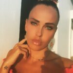 Vanessa Lawrens Instagram - Je vous souhaites un joyeux noël 🎁 en espérant que le papa noël vous a gâtés et que vous êtes avec les personnes que vous aimez . Votre famille vos amis 👯 et que l’année 2021 soit meilleur que la précédente . ❤️. Prenez soin de vous et de vos proches 🎅