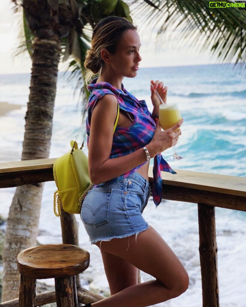 Vanessa Lawrens Instagram - PIÑA COLADA #LOVE #holidays #😝 quel est ton cocktail préféré ? 🍹