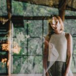 Vanessa Pilon Instagram - « Je ne sais pas exactement ce qu’est une prière. Mais je sais comment prêter attention, comment tomber dans l’herbe, comment m’agenouiller dans l’herbe, comment flâner et être comblée, comment errer à travers champs, ce que j’ai fait tout au long de la journée. Dis-moi, qu’aurais-je dû faire d’autre ? Tout ne finit-il pas par mourir, trop rapidement ? Dis-moi, qu’entends-tu faire de ton unique, sauvage et précieuse vie ? » -Mary Oliver La journée d’été Photos divines par le plus que talentueux @guillaume.stamand captées pendant la retraite Mystique de @doshayogacommunity. Merci merci merci les amis. Quel cadeau cette semaine avec vous. ✨💛