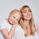 Vanessa Pilon Instagram - Je vous présente Megan. Elle a 8 ans, et est atteinte d’une leucémie aigüe lymphoblastique. La veille de notre shooting photo, elle était en traitement de chimiothérapie. Malgré son corps affaibli, elle tenait à honorer son rôle d’ambassadrice pour la campagne de la boucle d’oreilles de l’Espoir, au profit de @leucan. Megan s’est présentée au studio avec sa maman. Je sentais le courage et la vulnérabilité qui se côtoyaient, la résilience et la fatigue. Leur complicité dans l’épreuve. Parce que lorsqu’un enfant reçoit un diagnostic, c’est toute la famille qui est chamboulée: De la mère à la grand-mère, en passant par la soeur. Vous dire comment je me sens touchée, honorée de m’impliquer pour cette campagne aux côtés de Megan, de @emichicoine et Jacqueline. Depuis la première édition en 2015, @miajwl a remis 1 350 000 $ à Leucan. Je vous invite donc, si le coeur vous en dit, à vous procurer ce bijou simple et élégant, qui, en plus, contribue à offrir du réconfort aux enfants atteints de cancer et à leur famille. Pour chaque paire vendue, 20 $ seront remis à Leucan pour soutenir les familles d’enfants atteints de cancer, comme celle de Megan. Lien en bio. 💛 Photo: @pierre_man MUA: @charlie.manningmua