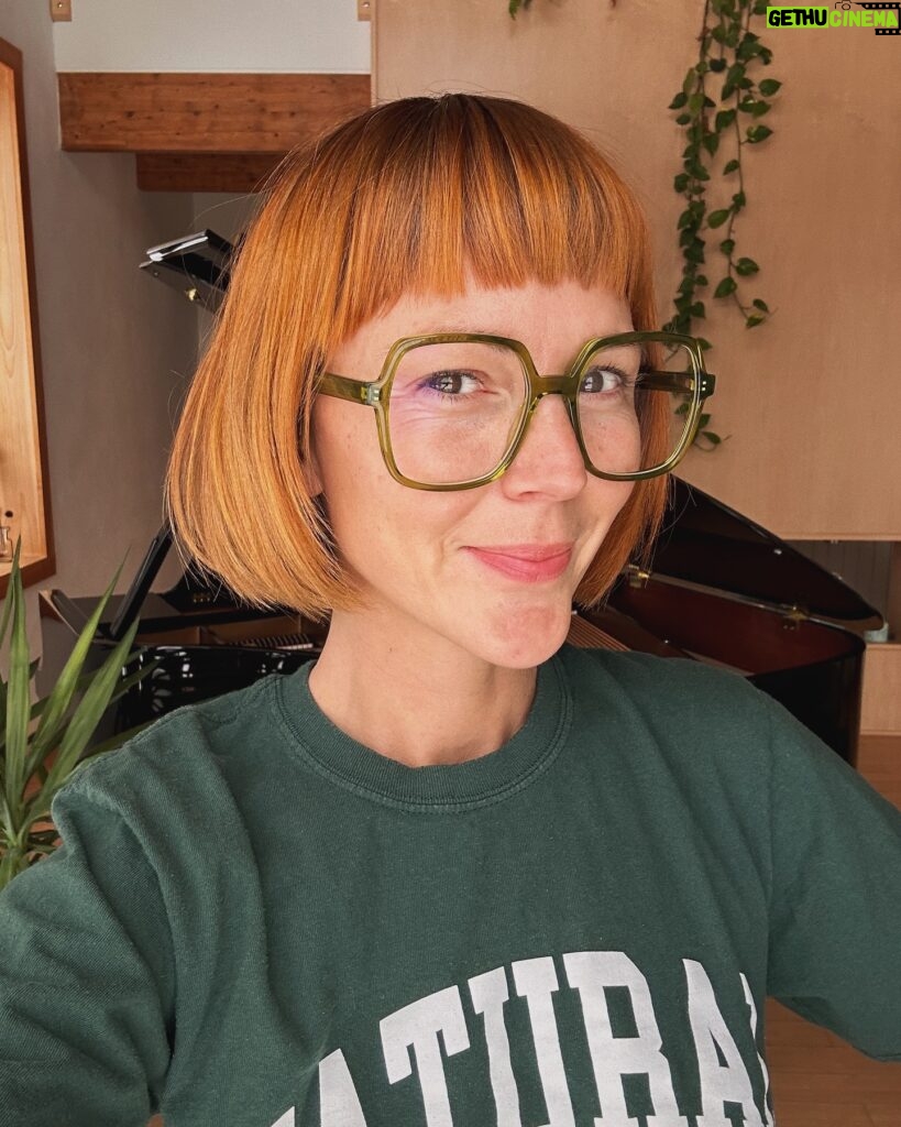 Vanessa Pilon Instagram - phase exploratoire 🍊🌱🤓 (it’s giving Velma dans Scooby-Doo j’pense que j’hais pas ça)