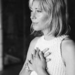 Vanessa Pilon Instagram - « Je ne sais pas exactement ce qu’est une prière. Mais je sais comment prêter attention, comment tomber dans l’herbe, comment m’agenouiller dans l’herbe, comment flâner et être comblée, comment errer à travers champs, ce que j’ai fait tout au long de la journée. Dis-moi, qu’aurais-je dû faire d’autre ? Tout ne finit-il pas par mourir, trop rapidement ? Dis-moi, qu’entends-tu faire de ton unique, sauvage et précieuse vie ? » -Mary Oliver La journée d’été Photos divines par le plus que talentueux @guillaume.stamand captées pendant la retraite Mystique de @doshayogacommunity. Merci merci merci les amis. Quel cadeau cette semaine avec vous. ✨💛