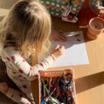 Vanessa Pilon Instagram - Oh my, déjà le 1er bulletin scolaire! 🍎📝 Ça me rappelle aussi qu’il est temps de prendre le rendez-vous annuel de Claire pour un examen de la vue. 👀 L’avez-vous fait de votre côté? (C’est gratuit!) L’an dernier, on s’est fait surprendre : même si on ne percevait aucun problème, notre fille avait grandement besoin de lunettes. 😮‍💨👓 Saviez-vous que 80 % de l’apprentissage en classe passe par la vision et qu’un enfant sur trois ne voit pas clairement le tableau, notamment à cause de la myopie? Et lorsqu’on parle de myopie, corriger la vue de votre enfant aujourd’hui ne le protégera pas nécessairement pour le reste de sa vie. La myopie peut s’aggraver avec le temps et affecter considérablement sa vision sur le long terme. Les verres Stellest® sont la meilleure solution d’Essilor® pour lutter contre la myopie de votre enfant et son efficacité a été cliniquement prouvée. Les verres Essilor® Stellest® ralentissent la progression de la myopie de 67 % en moyenne, par rapport aux verres unifocaux, lorsqu’ils sont portés 12 heures par jour. Après la première année, la croissance des yeux de neuf enfants sur 10 qui portent des verres Stellest® était similaire ou plus lente que celle des enfants non myopes. De plus, deux enfants sur trois ayant porté des verres Stellest® avaient un besoin de correction visuelle stable après la première année. Lien en bio pour prendre un rendez-vous. @essilor #Essilor #EssilorStellest #regardverslavenir #pub