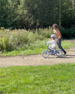 Vanessa Pilon Instagram - C’tu septembre le plus beau mois de l’année coudonc? Matins dehors en pyjama, fleurs d’automne, mon bébé qui fait du vélo avec pas de petites roues, des suits qui me font feeler cute, ma première longue conférence vêtue de la plus belle robe, des animaux qui se sacrent vraiment de ma présence, le grandiose qui côtoie l’ordinaire. Merci merci merci. 🥲