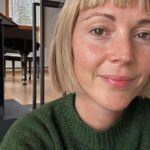 Vanessa Pilon Instagram - Un an sans maquillage. Je me maquille depuis que je suis adolescente. Dans un an et demi, j’aurai 40 ans. Ça va faire un quart de siècle que je traîne une petite trousse remplie de tubes et pots en plastique, pour m’aider à affronter le monde avec confiance. Pour 2024, j’ai envie d’expérimenter chaque jour de la vie, barefaced, et observer ce qui se passe en moi. Est-ce que c’est encore aussi contre-courant que je crois, pour une femme, de ne jamais se maquiller, ou on est rendues là pis on s’en fout pas mal? Est-ce que je vais trouver ça challengeant ou libérateur? Est-ce que j’ai besoin de maquillage pour me sentir adéquate et à la hauteur, ou je peux puiser ma confiance ailleurs? Est-ce que je me pose trop de questions? Je n’en ai aucune idée. Tout comme j’ai voulu, il y a quelques années, raser ma tête pour tester ma conception de la féminité et mon attachement à mes cheveux, j’ai le goût de vivre l’expérience sans maquillage, pour voir ce qui va émerger en moi. À suivre. P.S. QUELQU’UN VEUT EMBARQUER AVEC MOI? Pleeeeaaasse
