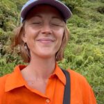 Vanessa Pilon Instagram - La vie est tellement grandiose. À travers toutes ses teintes et ses nuances. Regarder une année en condensé, c’est un bel exercice, je trouve. Pour se rappeler qu’à travers la météo de la vie, si on respire, prend un petit pas de recul, et regarde le big picture, il y a quelque chose de beau qui se tisse, un petit fil à la fois. 💛