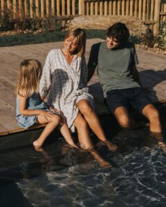 Vanessa Pilon Instagram - À quel point on a hâte de se replonger les pieds dans l’eau et vivre tous ces moments en famille! 🌞🥹 La piscine est devenue l’un de nos éléments préférés de la maison. C’était déjà le paradis, mais là, c’est à un autre niveau! ✨ En plus, nos amis chez @piscinesmova ont accepté de mettre au point, pour nous, une couleur sur mesure parfaite pour créer un effet plus naturel, qui se fond davantage avec l’environnement du Québec. Nous avons fait plusieurs tests pour trouver LA teinte. Et, bonne nouvelle: La couleur est maintenant disponible! (C’est la teinte « fond rocheux », si jamais vous vous demandez) 🪨 P.S. Il n’est pas trop tard pour enclencher un projet piscine, et être en mesure de se baigner cet été. Les piscines en fibre de verre ont l’avantage de s’installer en rapidement. J’dis ça j’dis rien! 🏊🏼 Photos: @sameravenelle #partenariat