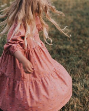 Vanessa Pilon Instagram - En cherchant des photos de notre jardin pour me motiver en ce début de printemps, je suis retombée sur ces photos de notre phase « cheveux longs et vêtements de lin », que je n’avais pas partagées ici. C’est cute, simple et touchant, je trouve. 🥹🌾 Merci à @sameravenelle qui immortalise notre famille depuis que Claire est bébé. Tellement précieux d’avoir ces images qui documentent les différents chapitres. 💛💫 (ok j’avoue j’ai regardé One Day sur Netflix pis je suis vraiment emo depuis quelques jours 🥲🌹) maquillage par @misslala_makeup 🌼