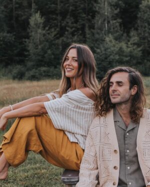 Vanessa Pilon Instagram - En cherchant des photos de notre jardin pour me motiver en ce début de printemps, je suis retombée sur ces photos de notre phase « cheveux longs et vêtements de lin », que je n’avais pas partagées ici. C’est cute, simple et touchant, je trouve. 🥹🌾 Merci à @sameravenelle qui immortalise notre famille depuis que Claire est bébé. Tellement précieux d’avoir ces images qui documentent les différents chapitres. 💛💫 (ok j’avoue j’ai regardé One Day sur Netflix pis je suis vraiment emo depuis quelques jours 🥲🌹) maquillage par @misslala_makeup 🌼