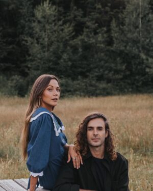 Vanessa Pilon Instagram - En cherchant des photos de notre jardin pour me motiver en ce début de printemps, je suis retombée sur ces photos de notre phase « cheveux longs et vêtements de lin », que je n’avais pas partagées ici. C’est cute, simple et touchant, je trouve. 🥹🌾 Merci à @sameravenelle qui immortalise notre famille depuis que Claire est bébé. Tellement précieux d’avoir ces images qui documentent les différents chapitres. 💛💫 (ok j’avoue j’ai regardé One Day sur Netflix pis je suis vraiment emo depuis quelques jours 🥲🌹) maquillage par @misslala_makeup 🌼