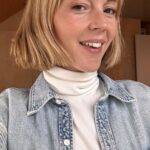 Vanessa Pilon Instagram - Je vous ai préparé un guide de cadeaux LOCAUX! 🎁🎄 Offrir des cadeaux de créateurs.trices et artisans.es d’ici pour Noël? C’est oui. Voici ma sélection d’idées cadeaux sélectionnée sur le site de @fabrique1840. ✨ Lien en bio pour tout voir 1.Ensemble de bain @lesecolores_lingedemaison  2.Gel douche @apprentiorgani 3.Diffuseur @fmfgoods 4.Parfum d’ambiance @esser.studio 5.Bougies @ilo__atelier 6.Bougeoir @sophiemanessiez  7.Cache-pot @conifer.homewares  8.Boîte à biscuit @labiscuitery 9.Sirop à cocktails @34oztonic #pub #supportsmallbusiness #shoplocal #fabrique1840 #achatlocalf1840 #locallymade #MaisonSimons